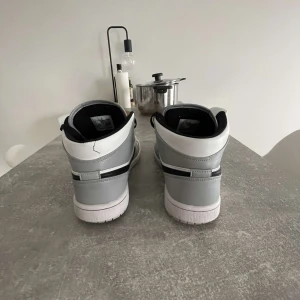 Jordan 1 mid light smoke grey - Använda ca 2 gånger bara. Pris kan diskuteras vid snabb affär. Kartong finns också.