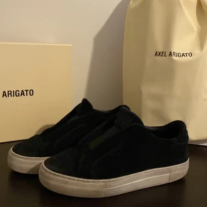 Axel Arigato open  - Har använts i 1 år och är i fint skick. Har små hål i under sulan men inget som gör så att man inte kan ha på sig dem!