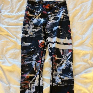 Träningsbyxor - Använda fåtal gånger men ser nya ut. Storlek S men passar även XS. Orginalpris: 600