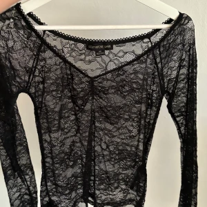 Spets Topp - Säljer denna jättefina Spets Topp från urban outfitters, aldrig använd💗 passar perfekt till fest! 
