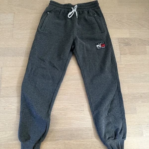Tommy Hilfiger mjukisbyxor  - Mjukisbyxor. Storlek M.