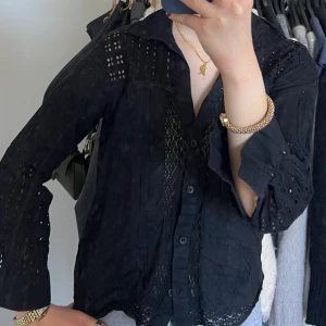 Zara blus - Söt zara skjorta med hålbroderier i bra skick