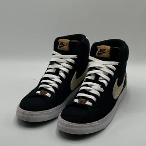 Nike Blazer Mid 77 ’Pomegranate’ - Väldigt fint skick! Nypris: 3000kr