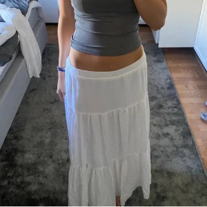 Vit långkjol - Så fin långkjol från stradivarius, köpt förra sommaren utomlands men har inte kommit till användning så den är i nyskick. Första bilden är lånad❤️