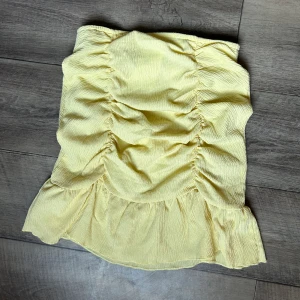 Mini kjol med volang  - Aldrig använd, från ginatricot