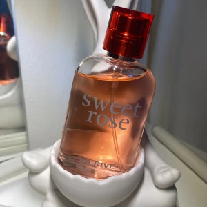 Sweet rose  - Hej! En god perfym som är perfekt till sommaren💗☀️Skriv om ni är intresserade säljer för billigt pris!😊