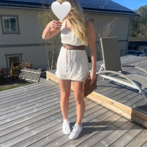 Vit klänning  - Jätte fin vit klänning med band i midjan🤍⚡️ Tyvärr lite liten på mig (170cm)