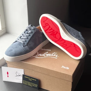Christian Louboutin Skor - Christian Louboutin skor i storlek 43/42  På bilderna ser skorna lite gråa ut men egentligen är dom ljusblåa! 