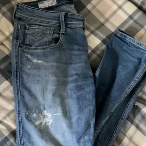 Säljer nu dessa feta replay ljusblåa anbass jeans med slitningar. Snygg färg inför sommarn. Nypris 1500kr| mitt pris 350kr (STEAL) skriv om mer fundeingar iosv
