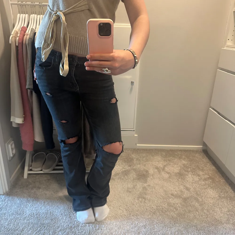 Säljer dessa as coola jeans från Gina då de ej kommer till någon särskilt stor användning💕 hör av er vid frågor eller funderingar💕. Jeans & Byxor.