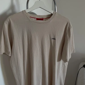 Hugo boss t shirt - Stl L. Nypris c400kr