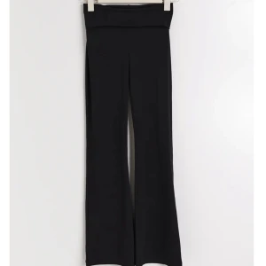 Yoga Pants - Ginayoung yogapants svarta väl använda men fortfarande hela❤️ Vanliga Young modellen i strök 158/164. Dem är för korta på mig som är 171, hoppas de hjälper 🙏🏼❤️