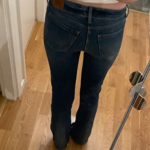 Lågmidjade bootcut Lee jeans - Bra skick, storlekslappen e borta men skulle säga typ W26