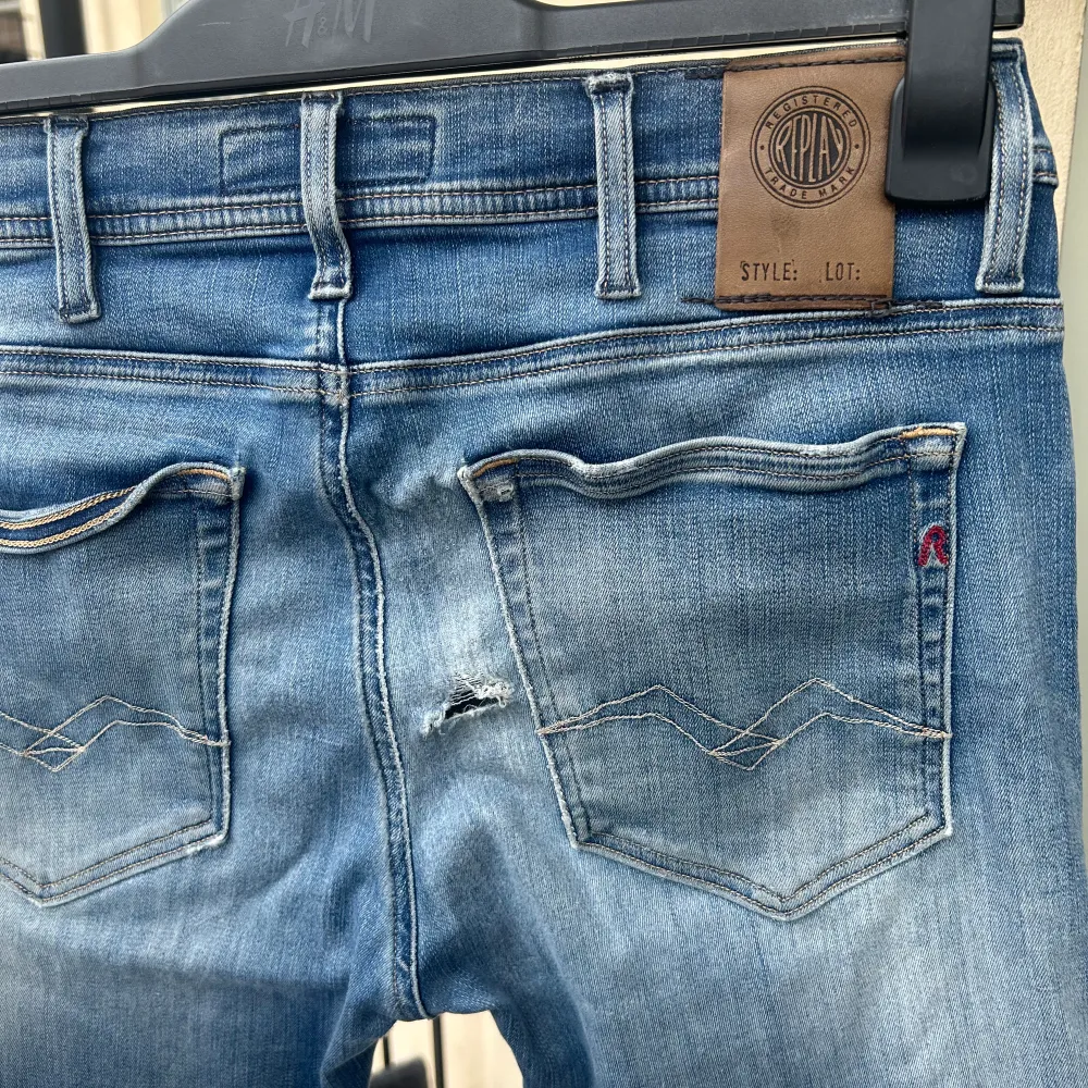 Blå distressed jeans från Replay i modellen Jondrill. Nypris 1799kr, väl använda med hål där bak (se bild 3) men mycket kvar att ge! Storlek 29/32, midjemått 38cm men stretchy skönt bomullstyg så passar lite större också, innerbenslängd 82cm! . Jeans & Byxor.