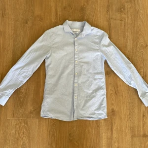 Ljusblå skjorta från Zara stl 164 - Säljer denna vädligt fina och sköna ljusblåa skjorta från Zara Stl 164 Inget mer än så bara vädligt bra och fint, fint skick Jag säljer också en kostym, så jag kan fixa frakten tillsammans om du vill ha båda😊 Hör gärna av dig vid frågor😃