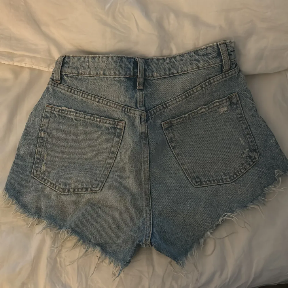 Säljer dessa jeansshorts från zara pga att de inte kommer till användning, använda 1 gång och nypris 329kr🎀💗. Shorts.
