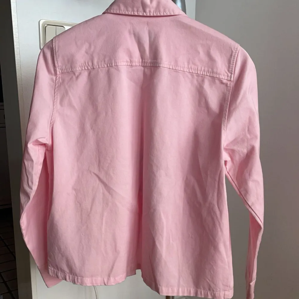 Snygg rosa jacka perfekt till sommaren från Gant. Helt oanvänd med lappen kvar. Pris kan diskuteras om du är intresserad ❤️. Jackor.
