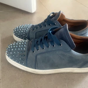 Louboutin  - Tjo! Säljer mina feta Louboutins som är perfekta inför sommaren! Såklart äkta och allt og tillkommer. Skick 8/10 då lite slitage där bak. Skriv i dm om ni vill ha fler bilder! 😁