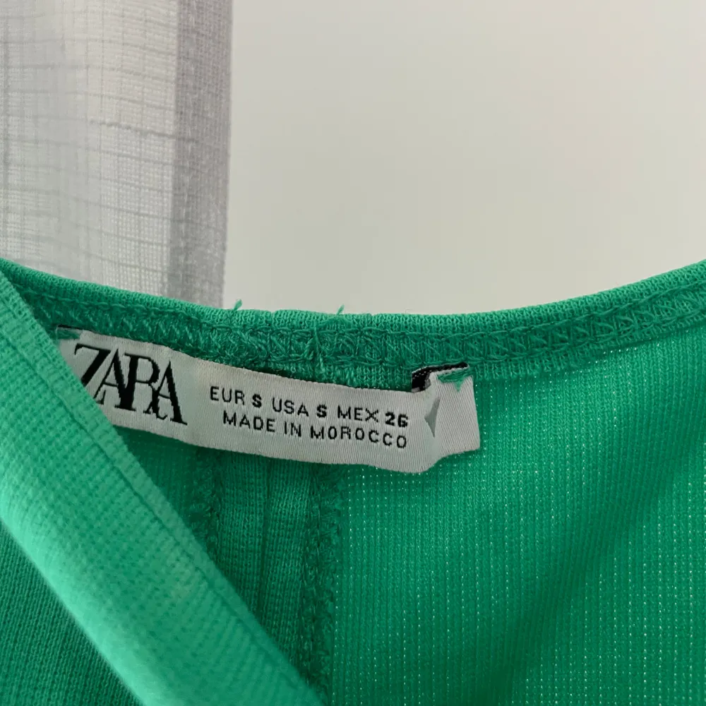 Jag säljer denna snygga gröna midiklänning från zara med en tight passform (sista bild ej rätt färg) . Perfekt till sommaren! Använts fåtal gånger, så den är i bra skick!💚 skriv om fler bilder önskas!  Passar mig som har S och är cirka 170cm. . Klänningar.