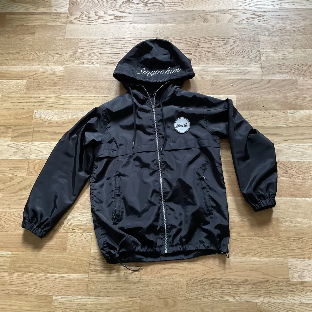 Helt ny windbreaker,  finns flera färger i lager. Instagram: Stayinfaith.clo. Priset för windbreaker är 450kr Kan betala via swish, paypal eller via plick. Jackor.