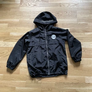 Windbreaker (Faith Windbreaker) - Helt ny windbreaker,  finns flera färger i lager. Instagram: Stayinfaith.clo. Priset för windbreaker är 450kr Kan betala via swish, paypal eller via plick
