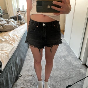 Svarta jeansshorts - Snygga svarta jeansshorts 