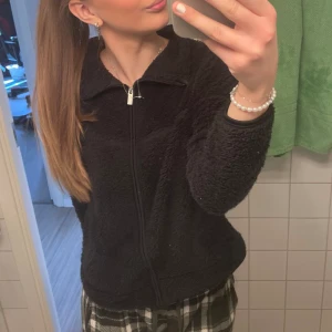 Fluffig fleece - Säljer denna mysiga, fluffiga fleecen från Lager 157 i storlek XS. Säljer då den blivit för liten. Är i väldigt bra skick!!