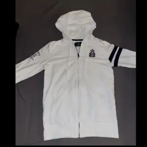 Hackett London hoodie i storlek XS. Aldrig använd.  Färg: vit, marinblå