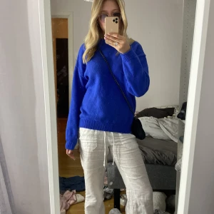 Stickad tröja - Den är inte lika skrik blå i verkligheten, skönt material. Från SALT 🤍💙