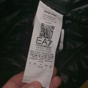 Ea7 väst storlek m - Ny skick  Storlek m Pris kan diskuteras då jag inte använt på länge och vill få den såld 