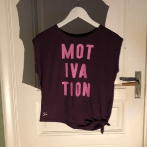 Lila Träningströja - En fin lilla T-shirt, rosa text med bra skick 💗Man kan också använda T-shirten när man inte tränar eftersom det är en bommullströja.