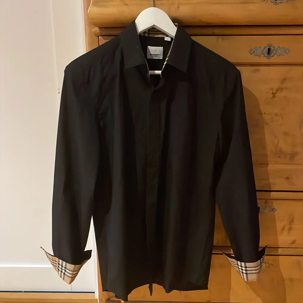 Burberry skjorta i svart storlek M 1:1 byten funkar också . Skjortor.