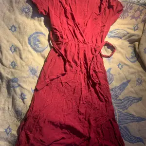Röd H&M divided klänning med v-ringning och knytband! Fint skick  För mer info, mått eller bilder skriv privat! 🫧