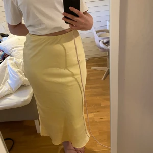 Sidenkjol - Gul sidenkjol, sparsamt använd.