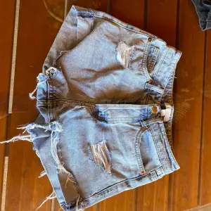 Säljer ett par jeansshorts från hm som är använda en sommar i strl 34 i midwaist. Säljer då de tyvärr har blivit försmå för mig 