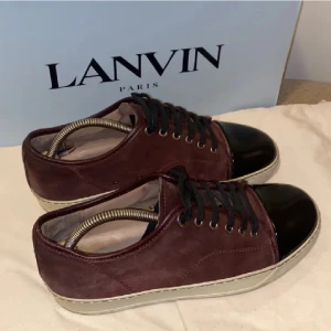 Lanvins  - Tja säljer nu mina fräscha lanvins då dem blivit för små för mig. Skorna är fräscha o jag skulle säga att dem är en 8/10. Skorna är i storlek uk 5 som motsvarar 39-40. Skriv om ni är intresserade eller har nåra frågor. Priset kan diskuteras. 