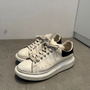 Alexander McQueen sneakers - Sneakers från Alexander McQueen. Välanvända och kommer tyvärr inte till användning längre. Jag har strl 39 och har haft sulor i de så att de passar mig bra. De har två defekter som syns på bild nr 2 och 4. 🌸