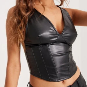 Corset Top från Nelly - Stunning Pu Corset Top från Nelly  helt ny har inte använt  Gjord av stretchigt PU 