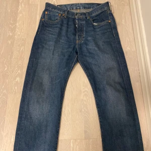 Levis 501 32/30 - Levis 501 i 10/10 skick. Säljer eftersom de blev för stora i midjan. Pris kan diskuteras! 