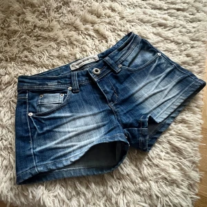 Snygga jeansshorts - Säljer sjukt fina jeansshorts! De är köpta här på plick, midjemåttet rakt över är ungefär 36 cm och de är såå snygga på! Skriv mer för mer information 💕(en lånad bild) 🥰💘