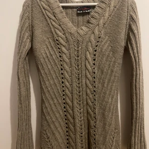 Stickad klänning - Vintage klänning från Lili la Tigresse Paris, thriftad men har själv aldrig använt den och är i väldigt bra skick. Den har ingen storlek på men skulle passa M-L om man vill ha den tightare, annars passar även S.