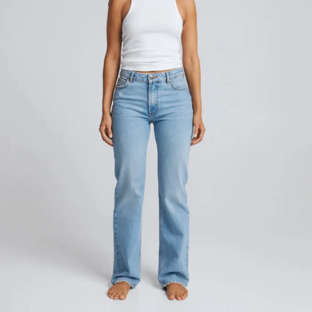 Jätte fina jeans från Bikbok, använda några få gånger. Säljer då dom är lite för stora för mig, men jätte sköna! Byxorna är i storlek 29-34💞nypris 699 (Lånade bilder). Jeans & Byxor.