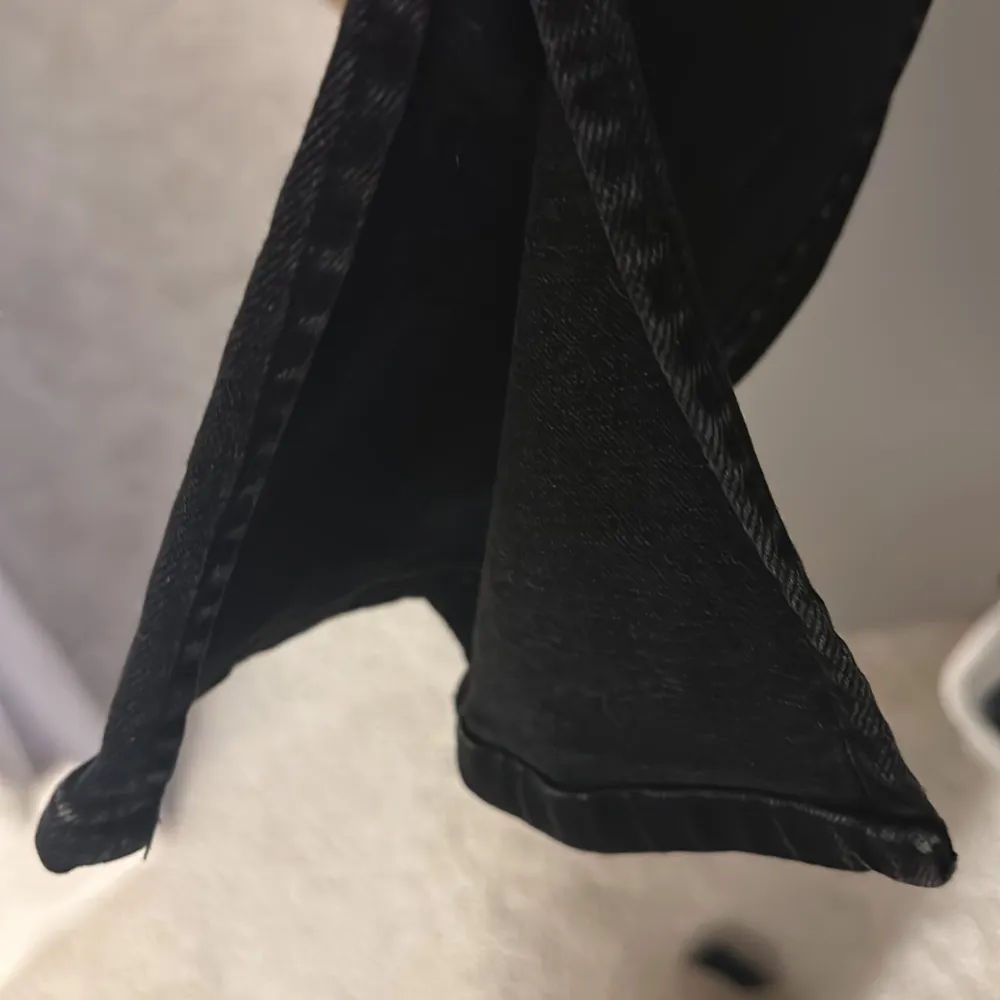 Ett par svarta jeans från Zara som är helt som nya med slits nertill🩷. Jeans & Byxor.