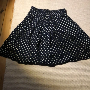 Svart kjol med vita prickar  - En svart kjol med vita prickar med ett bra skick 💗