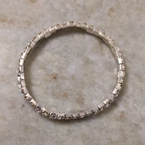 Armband  - Snyggt armband! Helt oanvänt och i jätte bra skick.