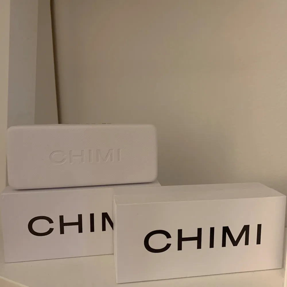 Säljer mina helt nya Chimi 07 grey då jag har två par, aldrig använda plasten finns kvar! Priset är ej hugget i Sten! Kan mötas upp och frakta . Accessoarer.