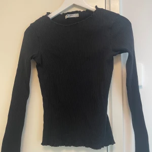 Ribbad tröja - Superfin ribbad tröja med volang.