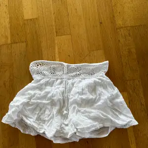 Kjol med inbyggd shorts 