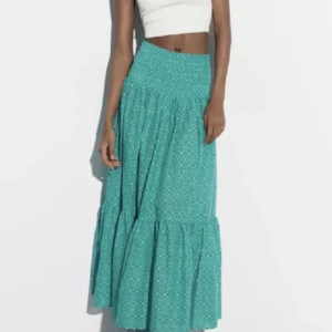  Långkjol - Långkjol från zara. Använd en sommar. Slutsåld på hemsidan. Storlek XS men passar även S. Perfekt till sommaren 💕💕