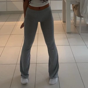 Grå mjukisbyxer - Säljare dessa grå bootcut mjukisbyxer!! Supersnygga och inga defekter!! Använt 2 gånger och används inte längre🙁